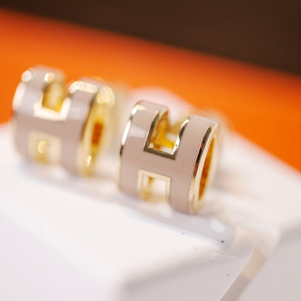 ??MIRA?¡¥MINI POP H GOLD EARRINGS GREY