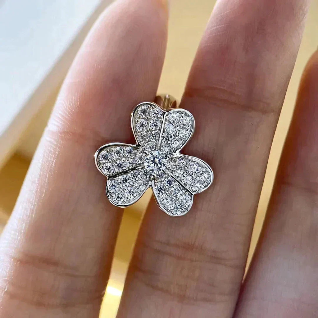 ??MIRA?¡¥CLOVER COMOS DIAMOND EARRINGS SILVER