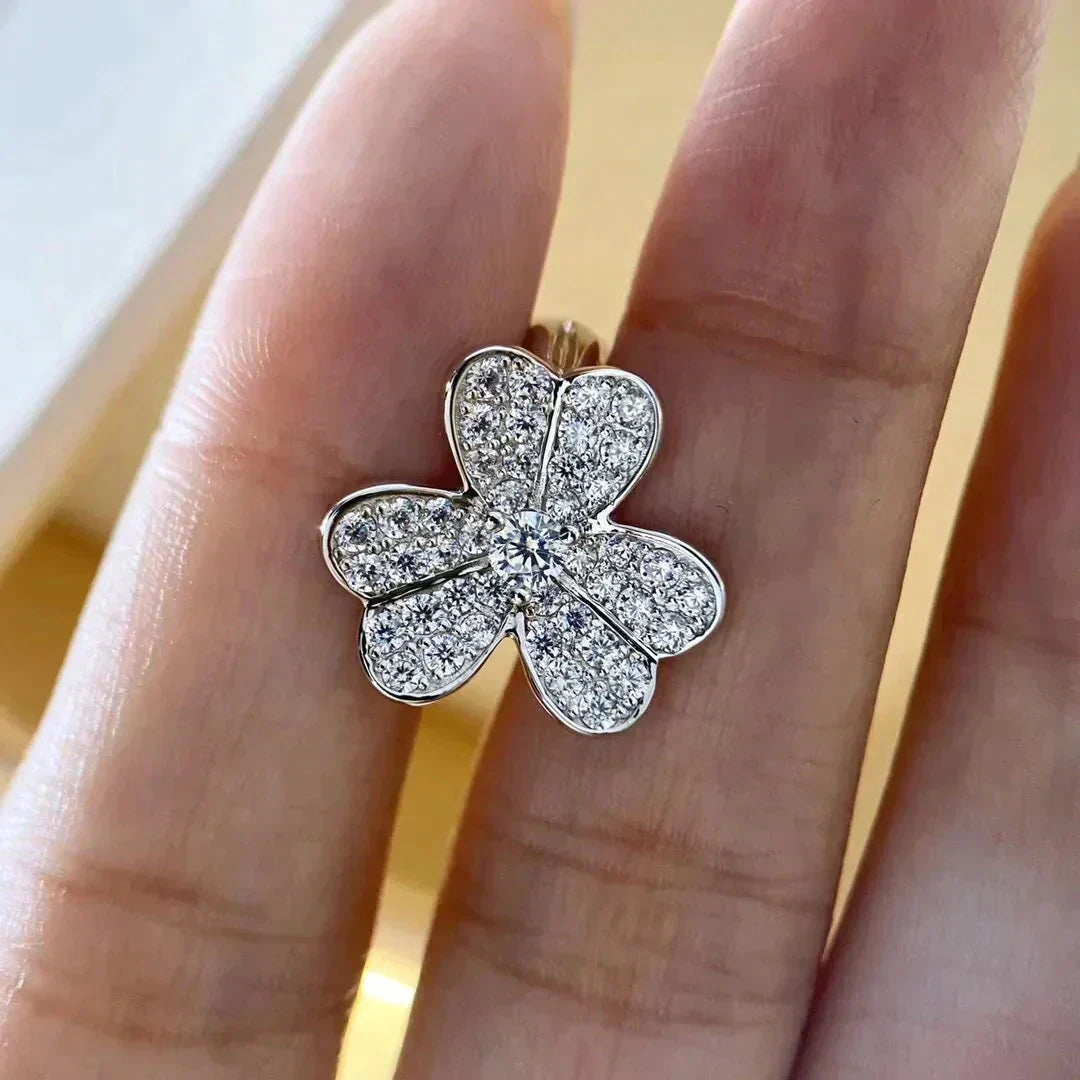 ??MIRA?¡¥CLOVER COMOS DIAMOND EARRINGS SILVER
