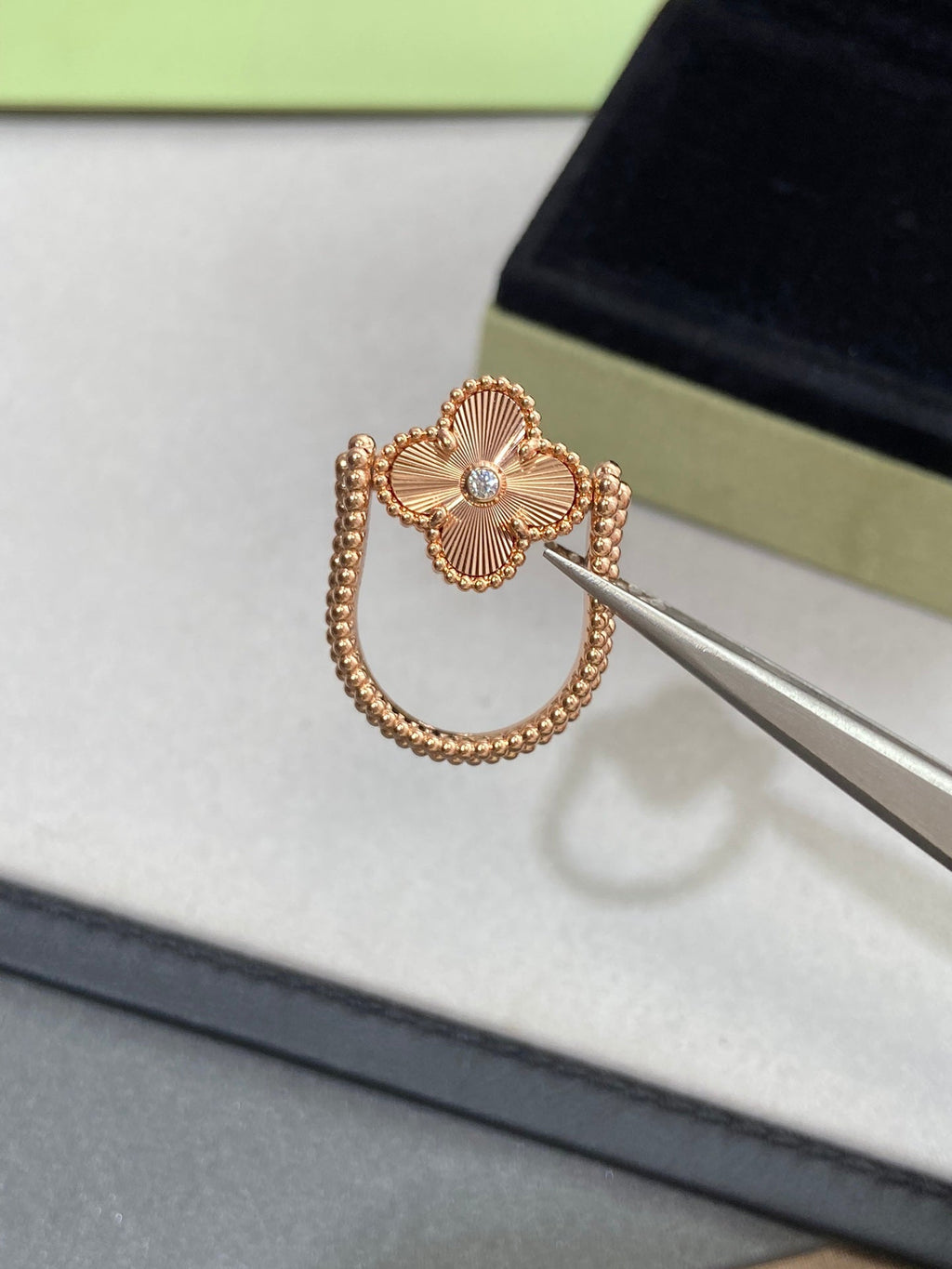 ??MIRA?¡¥CLOVER RIVERSIBLE ROSE GOLD RING