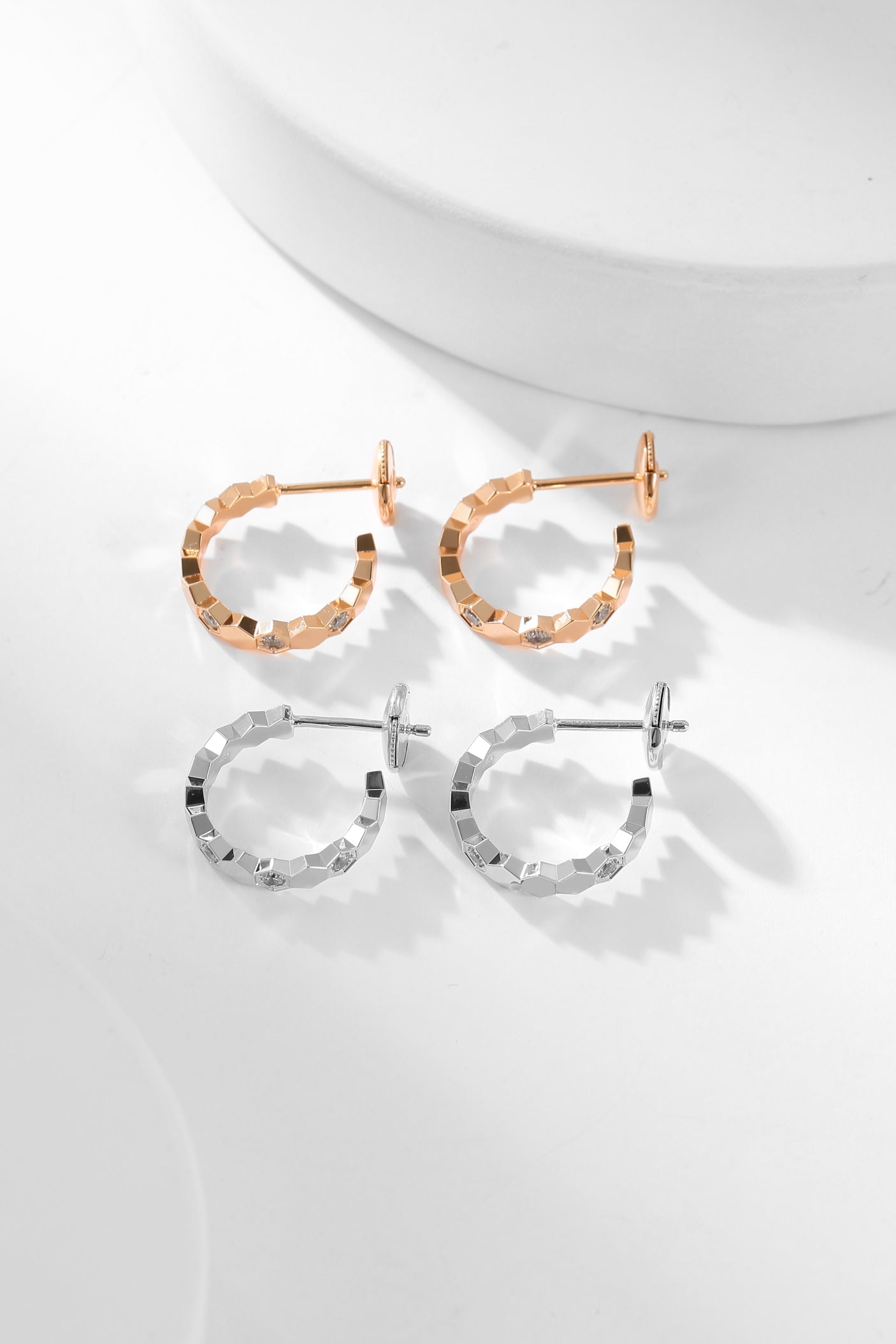 ??MIRA?¡¥BEE LOVE DIAMOND HOOP EARRINGS