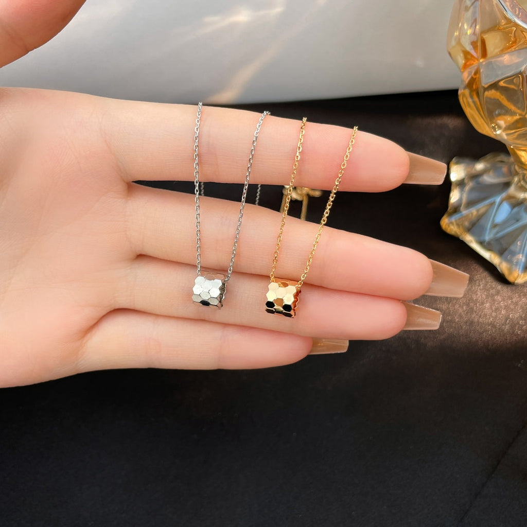 ??MIRA?¡¥BEE MINI NECKLACE