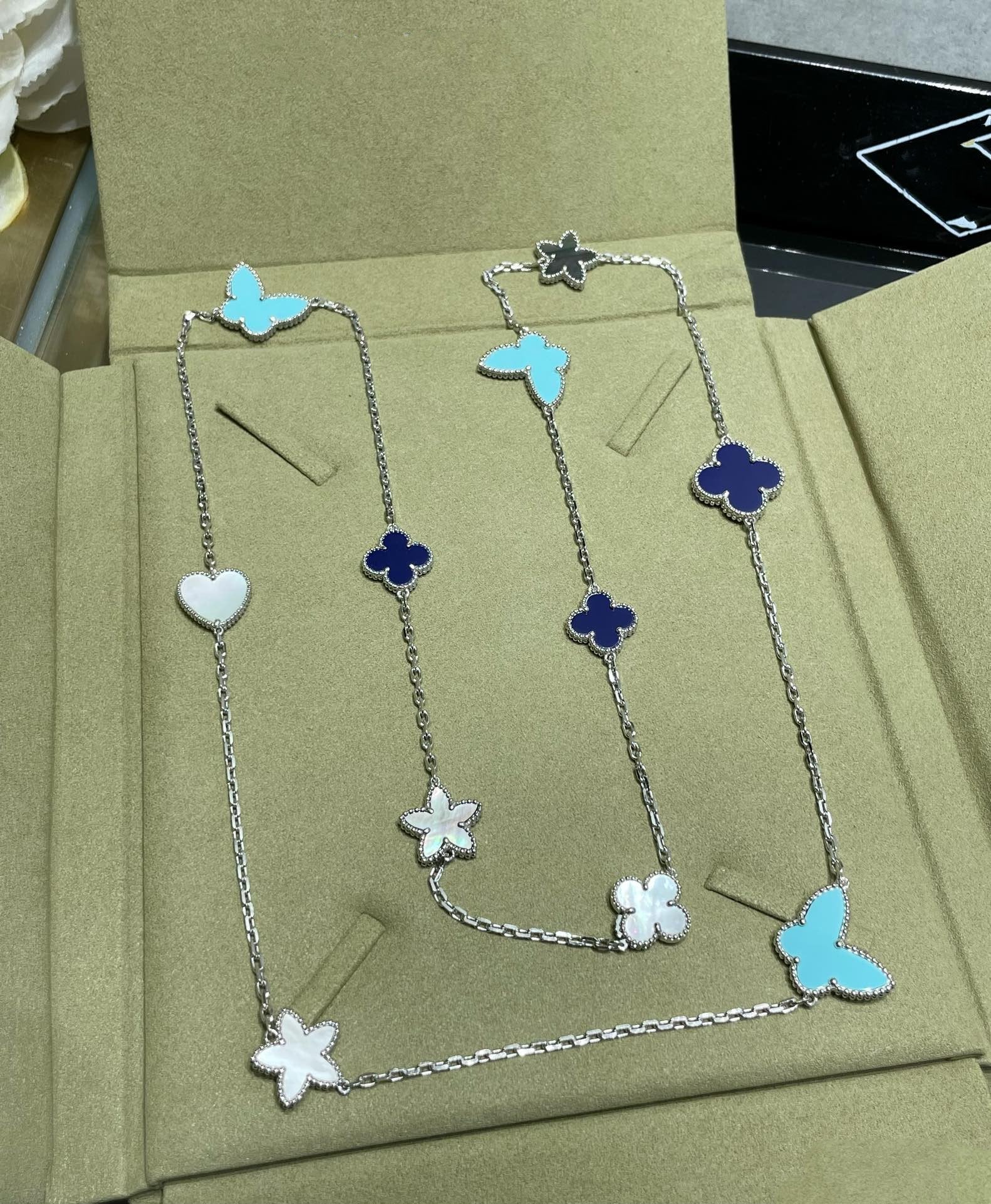 ??MIRA?¡¥LUCKY CLOVER SILVER 11 MOTIF NECKLACE