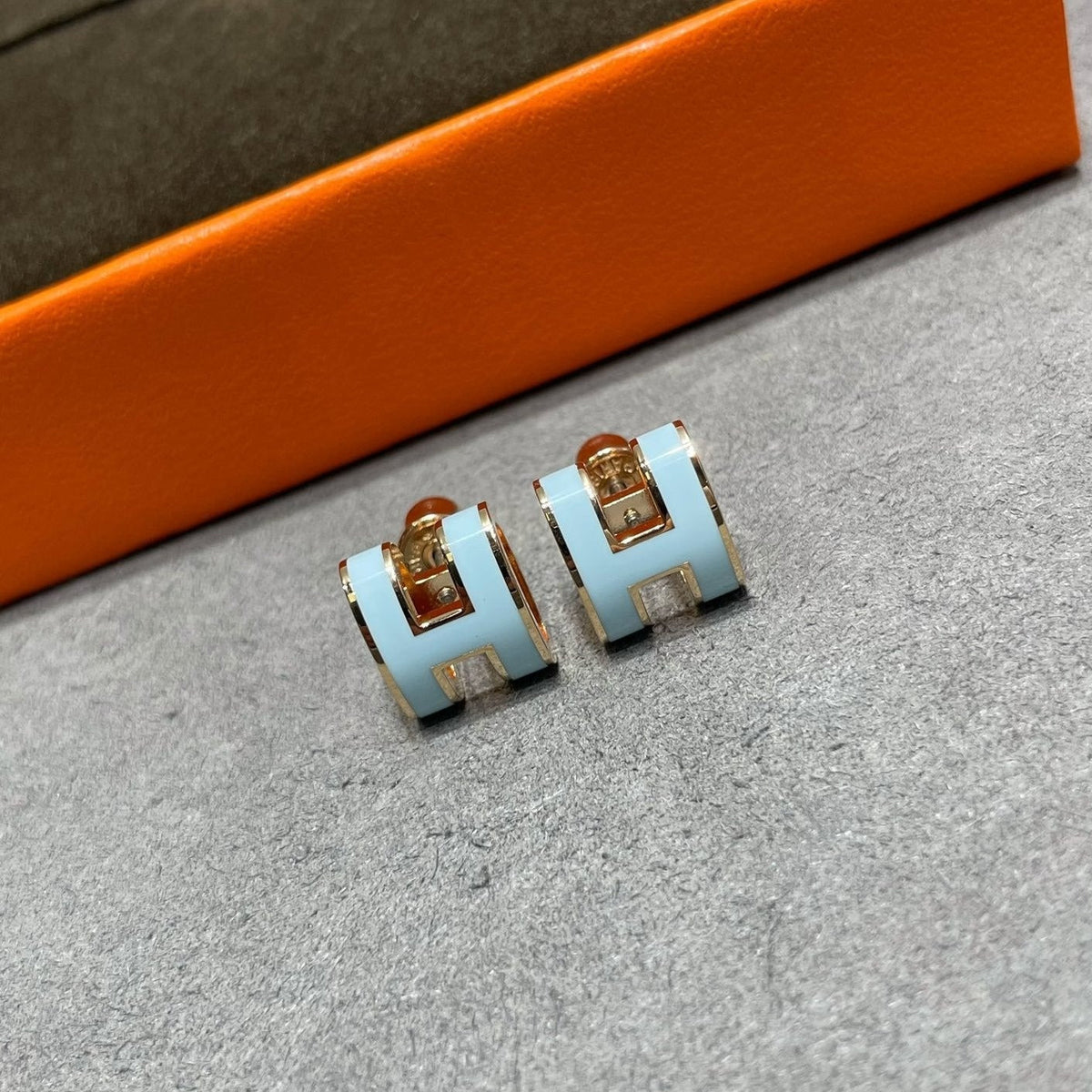 ??MIRA?¡¥POP H SKY BLUE STUD EARRINGS