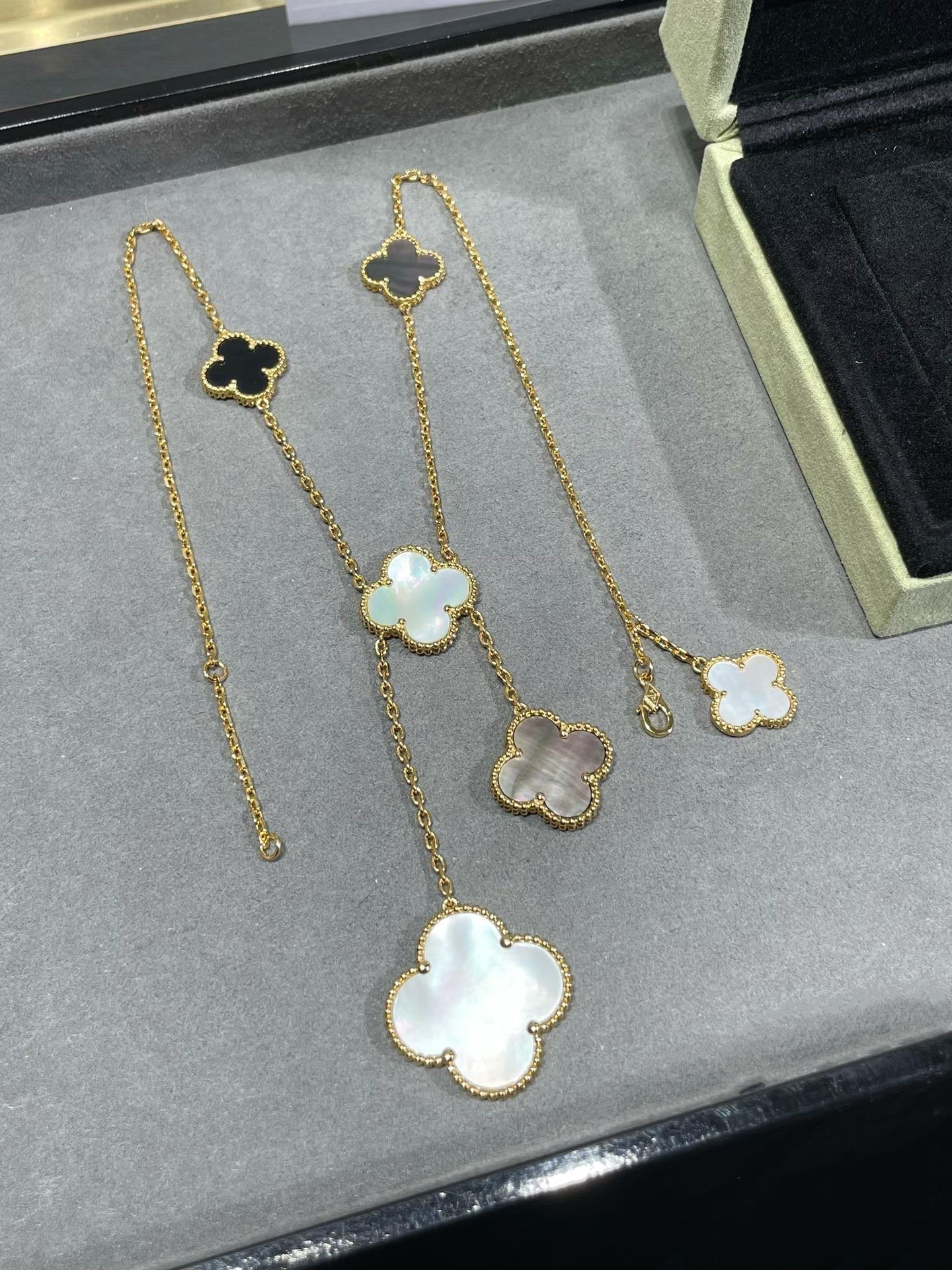 ??MIRA?¡¥CLOVER 6 MOTIF MOP ONYX GOLD NECKLACE