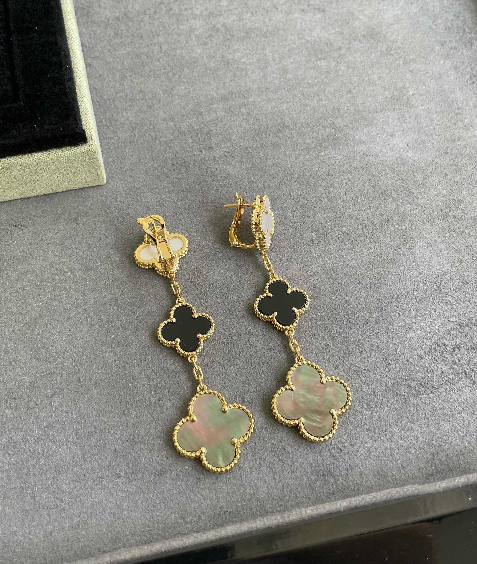 ??MIRA?¡¥CLOVER 3 MOTIF MOP ONYX DARK MOP PINK GOLD EARRINGS