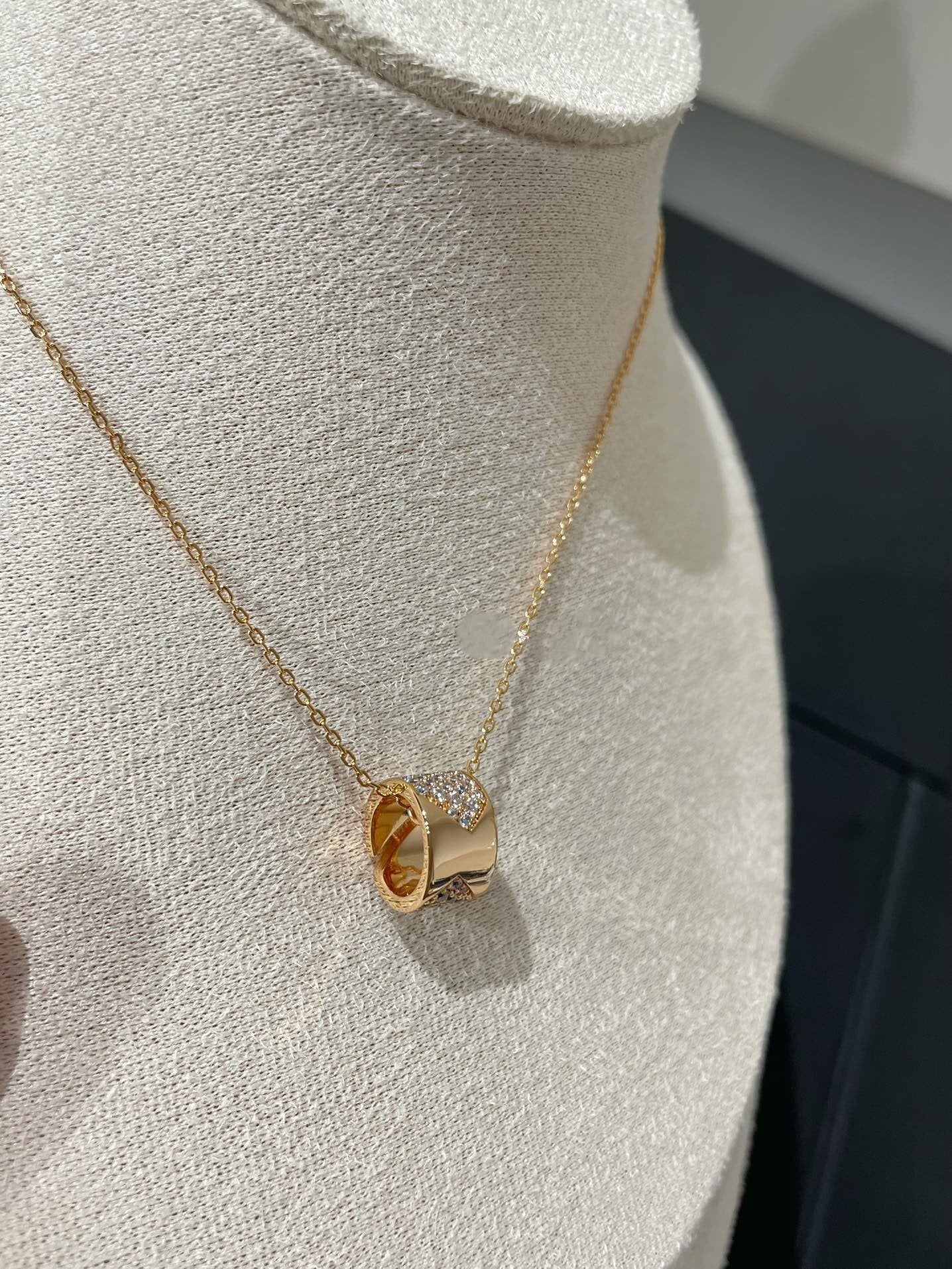 ??MIRA?¡¥LIENS EVIDENCE DIAMOND PAVED NECKLACE