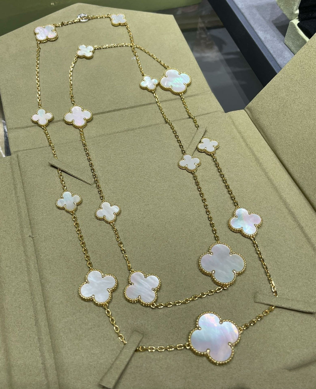 ??MIRA?¡¥CLOVER 16 MOTIF WHITE MOP GOLD NECKLACE