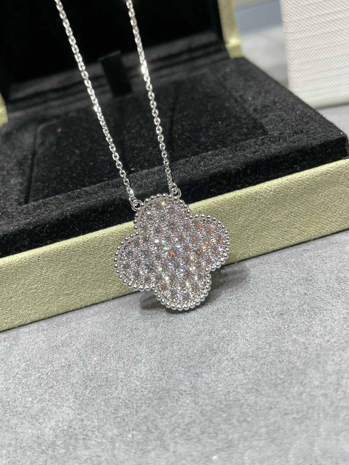 ??MIRA?¡¥CLOVER 25MM LARGE PENDANT DIAMOND PAVED SILVER NECKLACE