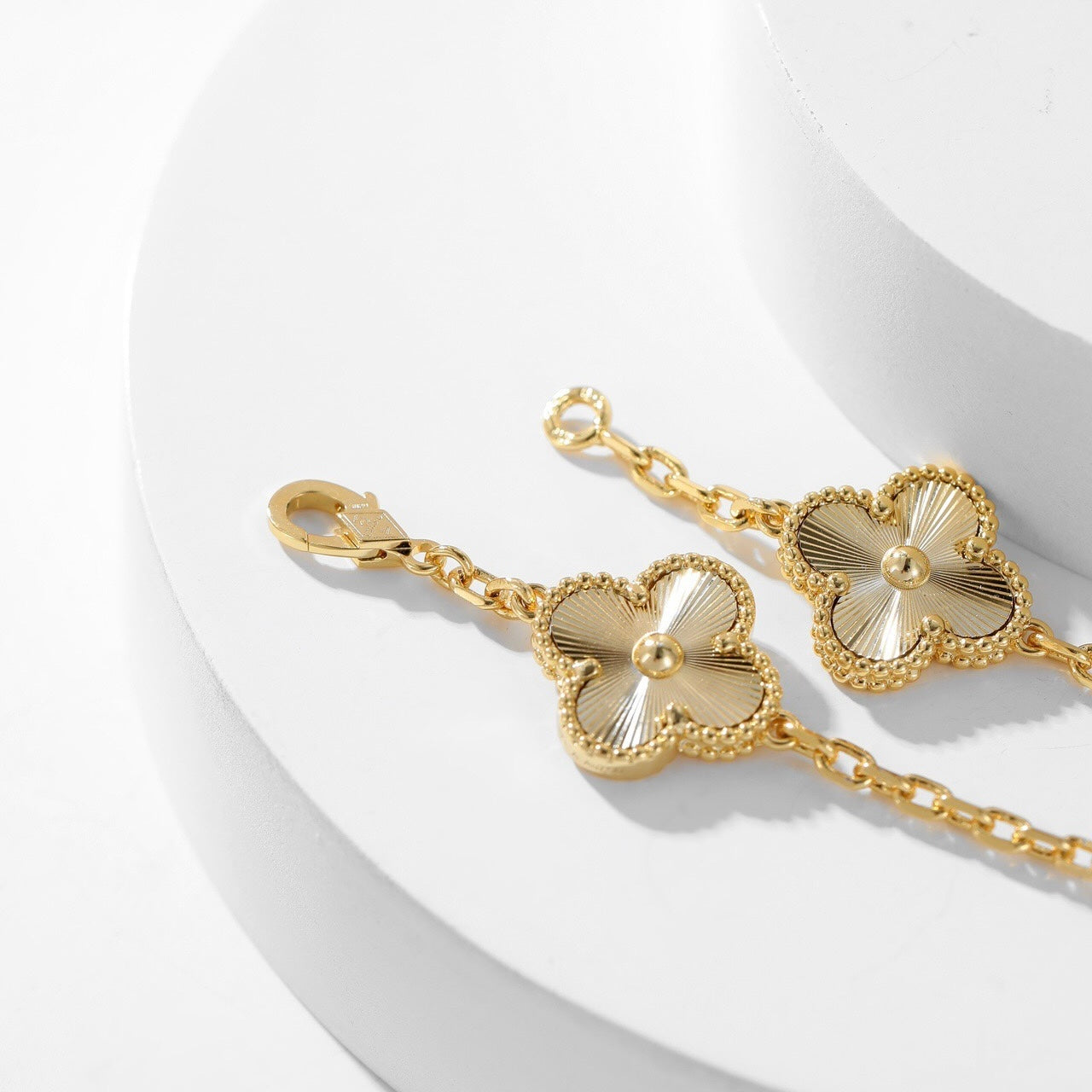 ??MIRA?¡¥CLOVER 10 MOTIFS LASER NECKLACE