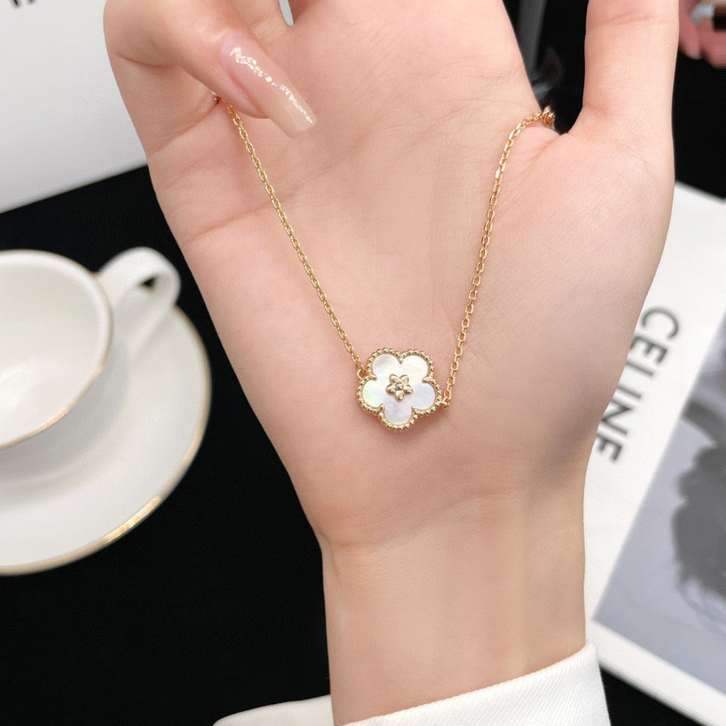 ??MIRA?¡¥LUCKY  WHITE MOP  PLUM BLOSSOM NECKLACE