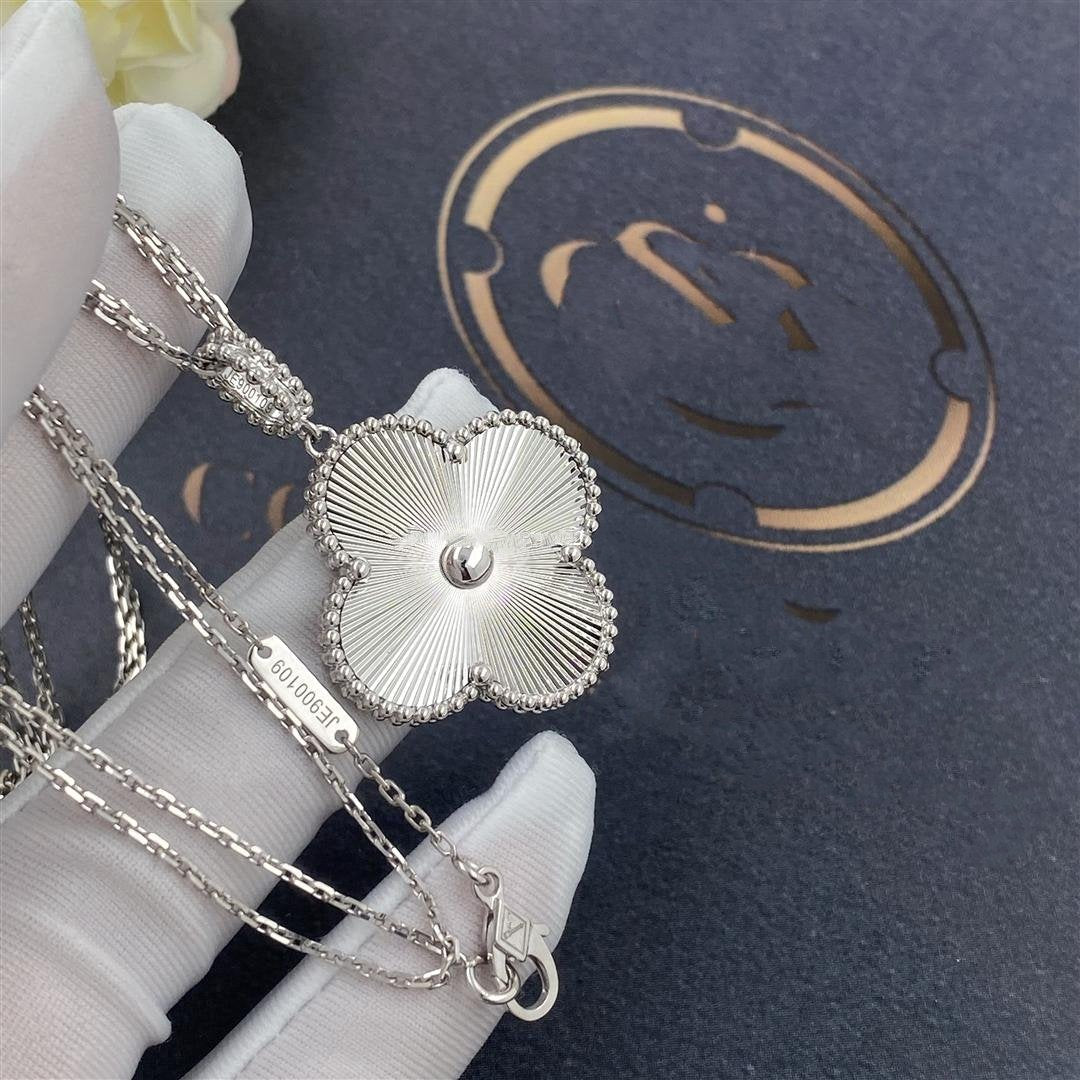 ??MIRA?¡¥CLOVER 25MM SILVER BIG CLOVER NECKLACE